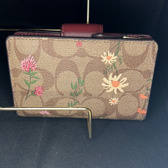 COACH Medium Corner Zip Wallet In Signature Canvas With Wildflower Print🌸 - Picture 2 of 7